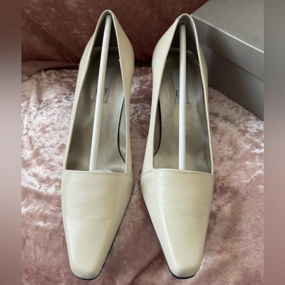 💥DKNYC Cream Leather Pumps - Picture 2 of 8